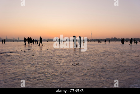 Fest gefroren Außenalster, Außenalster, nach Sonnenuntergang, Leute, Unterhaltung, Eis, Schnee, winter, Hamburg, Deutschland Stockfoto