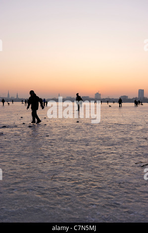 Fest gefroren Außenalster, Außenalster, nach Sonnenuntergang, Leute, Unterhaltung, Eis, Schnee, winter, Hamburg, Deutschland Stockfoto