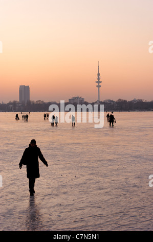 Fest gefroren Außenalster, Außenalster, nach Sonnenuntergang, Leute, Unterhaltung, Eis, Schnee, winter, Hamburg, Deutschland Stockfoto