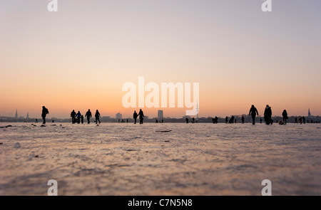 Fest gefroren Außenalster, Außenalster, nach Sonnenuntergang, Leute, Unterhaltung, Eis, Schnee, winter, Hamburg, Deutschland Stockfoto
