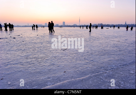 Fest gefroren Außenalster, Außenalster, nach Sonnenuntergang, Leute, Unterhaltung, Eis, Schnee, winter, Hamburg, Deutschland Stockfoto