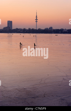 Fest gefroren Außenalster, Außenalster, nach Sonnenuntergang, Leute, Unterhaltung, Eis, Schnee, winter, Hamburg, Deutschland Stockfoto