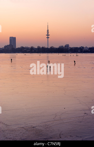 Fest gefroren Außenalster, Außenalster, nach Sonnenuntergang, Leute, Unterhaltung, Eis, Schnee, winter, Hamburg, Deutschland Stockfoto