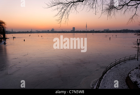 Fest gefroren Außenalster, Außenalster, nach Sonnenuntergang, Leute, Unterhaltung, Eis, Schnee, winter, Hamburg, Deutschland Stockfoto