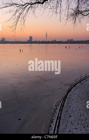 Fest gefroren Außenalster, Außenalster, nach Sonnenuntergang, Leute, Unterhaltung, Eis, Schnee, winter, Hamburg, Deutschland Stockfoto