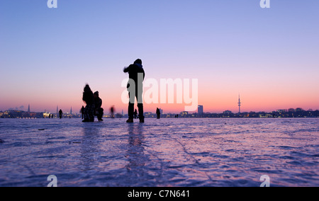 Fest gefroren Außenalster, Außenalster, nach Sonnenuntergang, Leute, Unterhaltung, Eis, Schnee, winter, Hamburg, Deutschland Stockfoto