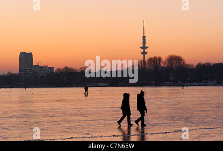 Fest gefroren Außenalster, Außenalster, nach Sonnenuntergang, Leute, Unterhaltung, Eis, Schnee, winter, Hamburg, Deutschland Stockfoto