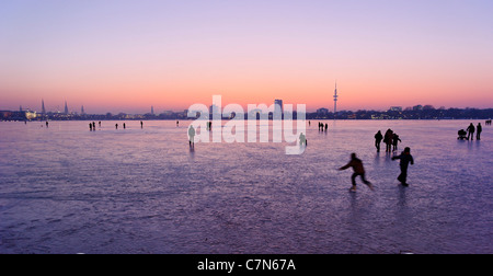 Fest gefroren Außenalster, Außenalster, nach Sonnenuntergang, Leute, Unterhaltung, Eis, Schnee, winter, Hamburg, Deutschland Stockfoto