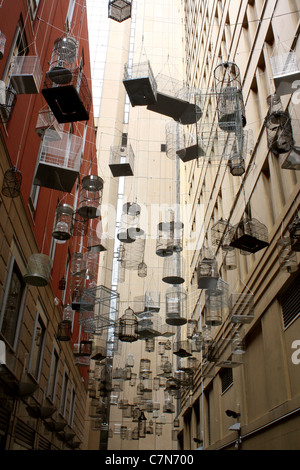 Viele leere Vogelkäfige hängen in der Stadt Stockfoto