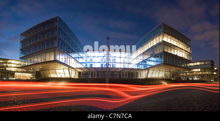 Doppelbelichtung, Glasfassade eines modernen Bürogebäudes, Neumuehlen, Övelgönne, Hamburg, Deutschland Stockfoto