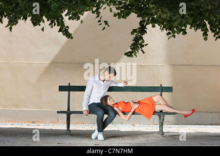 Paar auf einer Bank in einem Garten, Terrasse De l ' Orangerie, Jardin des Tuileries, Paris, Ile de France, Frankreich Stockfoto