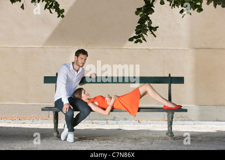 Paar auf einer Bank in einem Garten, Terrasse De l ' Orangerie, Jardin des Tuileries, Paris, Ile de France, Frankreich Stockfoto