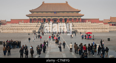 Touristen zu sammeln, im Hof vor der Halle der höchsten Harmonie, Peking, China Stockfoto