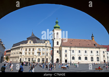 Sibiu Rathaus (L) und Heilige Dreifaltigkeit Cathedral (R) auf Platz Piata Mare, Rumänien Stockfoto