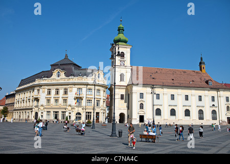 Sibiu Rathaus (L) und Heilige Dreifaltigkeit Cathedral (R) auf Platz Piata Mare, Rumänien Stockfoto