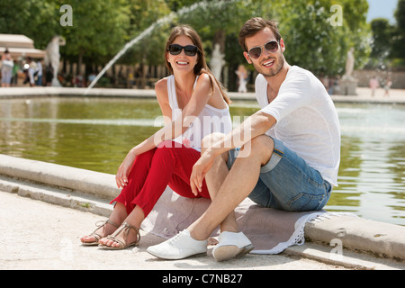 Einige sitzen in einem Garten, Bassin Fernstern, Jardin des Tuileries, Paris, Ile de France, Frankreich Stockfoto