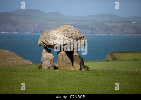 Carreg Samson Dolmen in der Nähe von Mathry in Pembrokeshire Wales. Grabkammer mit Blick auf Küste Stockfoto