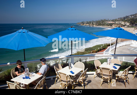 Leute sitzen im Cliff Restaurant mit Blick auf Meer in Laguna Beach - CA Stockfoto