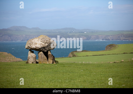 Carreg Samson Dolmen in der Nähe von Mathry in Pembrokeshire Wales. Grabkammer mit Blick auf Küste Stockfoto