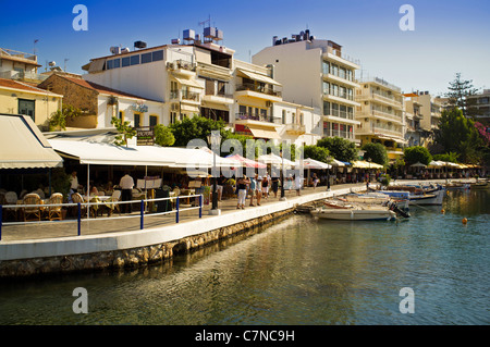 Die Uferpromenade am See Überlieferung im Zentrum von Agios Nikolaos auf der griechischen Insel Kreta sonnigen Spätsommer Stockfoto