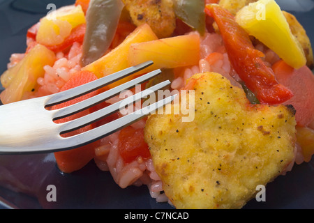 Nahaufnahme süß sauer Huhn mit Gabel Stockfoto