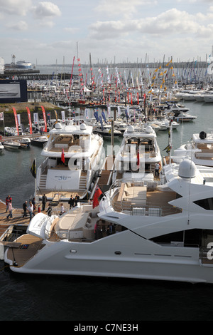 Blick auf die große und kleine Schiffe auf dem Display an der Southampton PSP International Boat Show Stockfoto