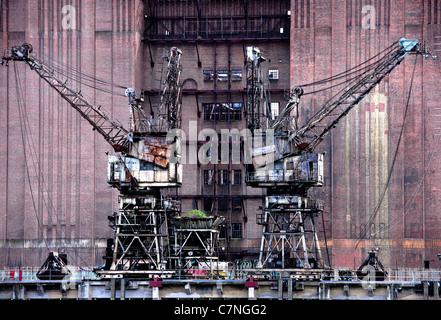 Battersea Power Station mit Rosten Krane vor rotem Backstein und zerbrochenen Fensterscheiben. Stockfoto