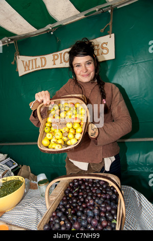 Eine Frau, die vor Ort verkaufen gehamstert Früchte auf einem Stand an der Aberystwyth Food Fair, September 2011, Wales UK Stockfoto