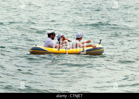 Drei betrunkene Matrosen in einem Boot Stockfoto