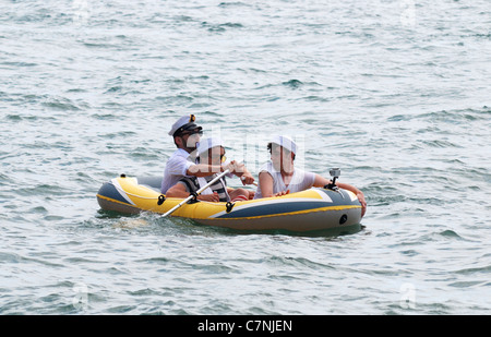 Drei Matrosen in einem Boot Stockfoto