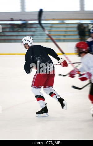 Abstrakte Bewegungsunschärfe von zwei Hockey-Spieler auf der Eisbahn Schlittschuh. Stockfoto