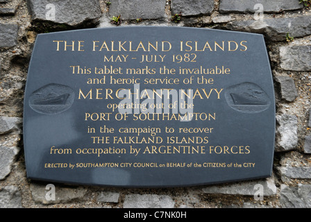 Falklandinseln Krieg Handelsmarine Gedenktafel in den Ruinen des Holyrood Kirche, Southampton, Hampshire, England Stockfoto