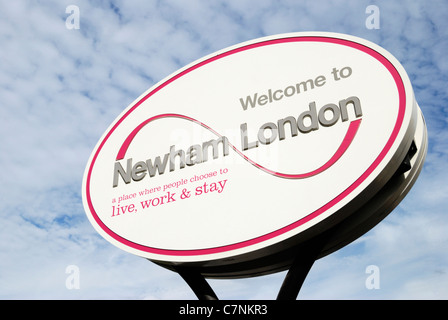 "Welcome to Newham London" unterzeichnen, Stratford, London. Die 2012 Olympic Park befindet sich innerhalb der Rat Borough of Newham. Stockfoto
