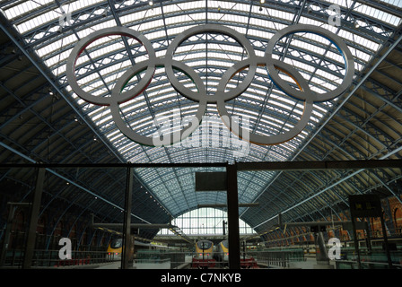 London 2012 Olympische Ringe am internationalen Bahnhof St Pancras, London, England Stockfoto