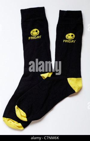 Neuheit Paar Socken mit gelben Smiley und Freitag auf, auf weißem Hintergrund Stockfoto