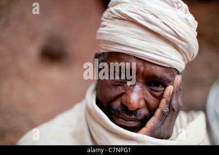 Eine christlich-orthodoxer Priester im 13. Jahrhundert Geneta Maryam in der Nähe von Lalibela im Norden Äthiopiens, Afrika. Stockfoto