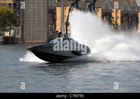 XSR Interceptor macht Furore auf der DSEi. Stockfoto