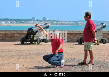 Pétanque-Spieler und die Kanone in der Nähe von das Priorat Saint-Nicolas in Les Sables-d ' Olonne, La Vendée, Pays De La Loire, Frankreich Stockfoto