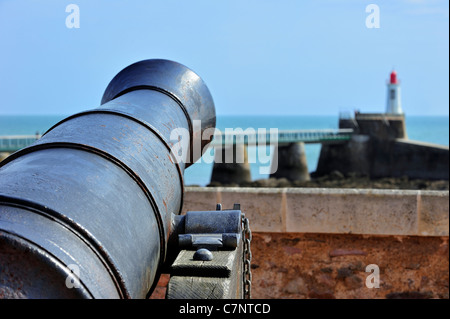 Kanone auf das Priorat Saint-Nicolas in Les Sables-d ' Olonne, La Vendée, Pays De La Loire, Frankreich Stockfoto