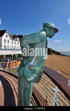 Hôtel De La Plage und Statue des Monsieur Hulot / Jacques Tati in Saint-Marc-Sur-Mer, Farnce, Pays De La Loire, Loire-Atlantique Stockfoto