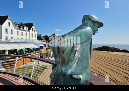 Hôtel De La Plage und Statue des Monsieur Hulot / Jacques Tati in Saint-Marc-Sur-Mer, Farnce, Pays De La Loire, Loire-Atlantique Stockfoto