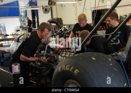 Mechaniker arbeiten auf ein Top Fuel Dragster. Stockfoto