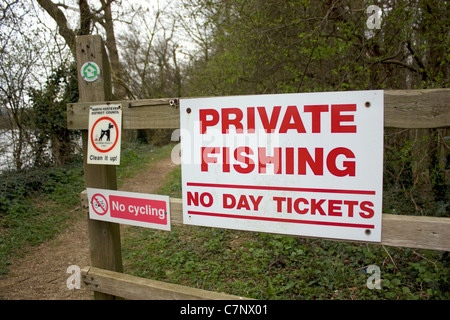 Viele Anzeichen auf einen Spaziergang in Lincolnshire, Großbritannien Stockfoto