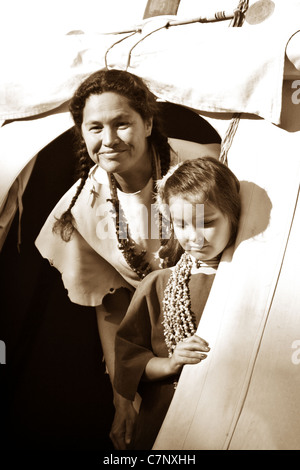 Native American Indian Girl und Mama in der Tipi-Tür Stockfoto