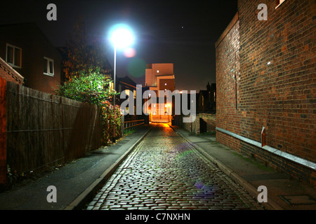 Eine beleuchtete Straße in den frühen Morgenstunden, UK Stockfoto