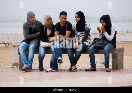 Gruppe von marokkanischen Jugendlichen sitzen auf einer Bank Stockfoto