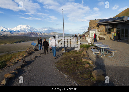 Touristen genießen Sie einen sonnigen Morgen im Eielson Visitor Center mit Denali (Mount McKinley) im Hintergrund, Denali National Park, AK. Stockfoto