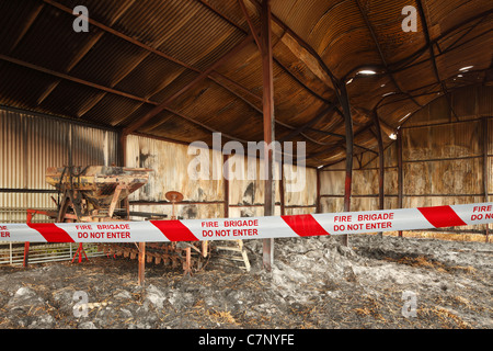 Szene aus einer Scheune Feuer, zeigt Hitzeschäden an Trägern und Dach aus Stahl. Stockfoto