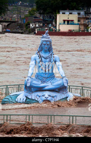 Eine blaue Statue von Lord Shiva eintauchen in den Fluten des Ganges in der Nähe von Rishikesh Stockfoto
