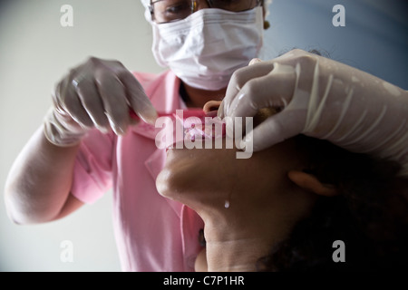 8-Jahre alten Mädchen, das ihre Zähne gebürstet durch zahnmedizinische Assistentin gute Hygiene Praxis Zahnpflege Manaus Bundesstaat Amazonas Brasilien Stockfoto